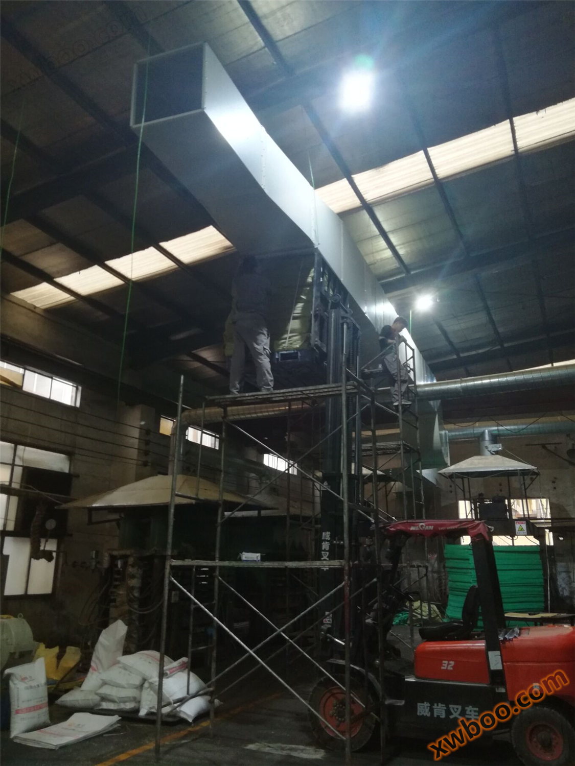 传统的带压缩机的空调，一般办公室用比较多，因为电费比较贵，好的如：格力、美的、志高之类的。 还有就是负压风机，主要是促进空气流通排热来起到降温效果，是厂房车间降温比较低成本的设备，比较好的有：佳锋、九州、蓝昊风等。 还有就是环保空调，利用水蒸发吸热吹凉风的设备，因为没有压缩机降温成本也比较低，还可以改善空气质量