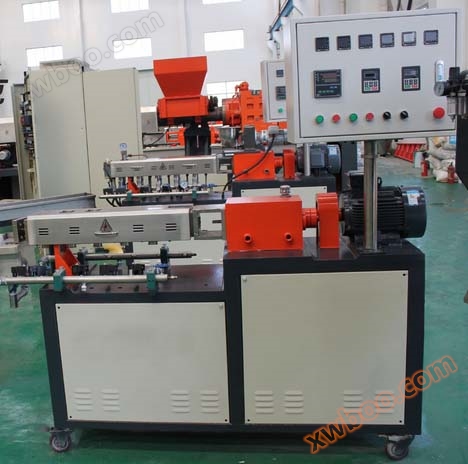 Parallel twin-screw laboratory extruder in the same direction