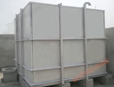 Wasserbehälter aus Glas 02