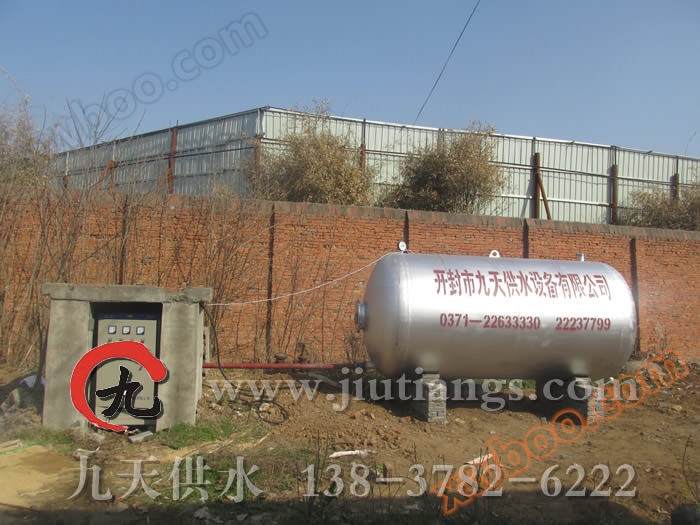 Équipement d'alimentation en eau à fréquence variable de type réservoir